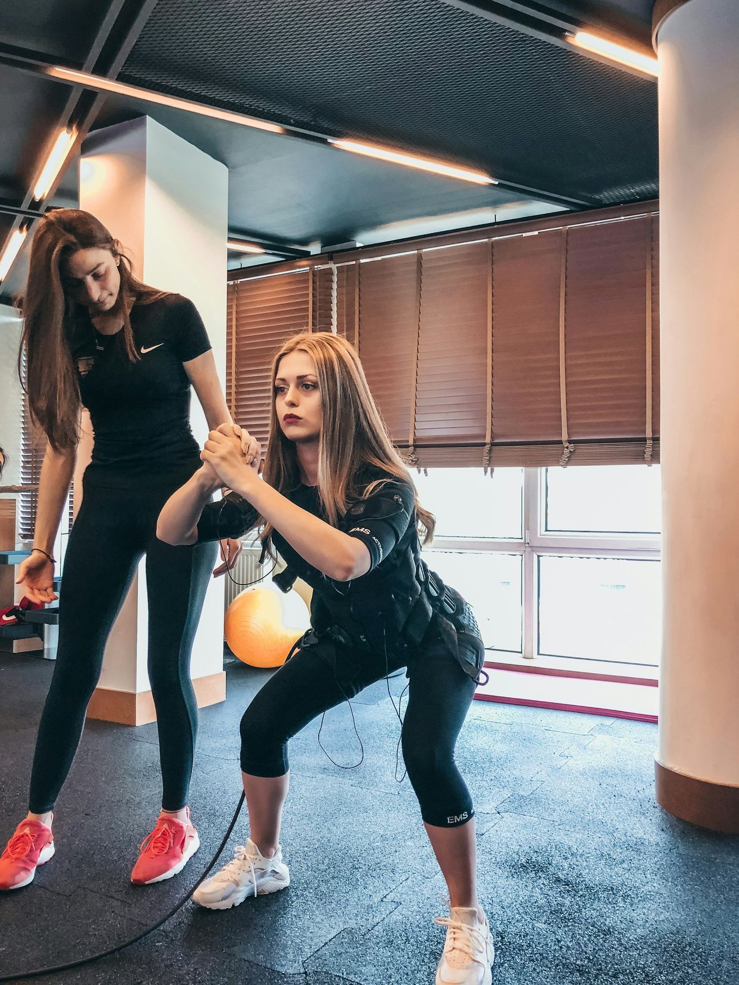 Coach sportif guidant un client pendant une séance de coaching privé à Liège chez E-Impulsion
