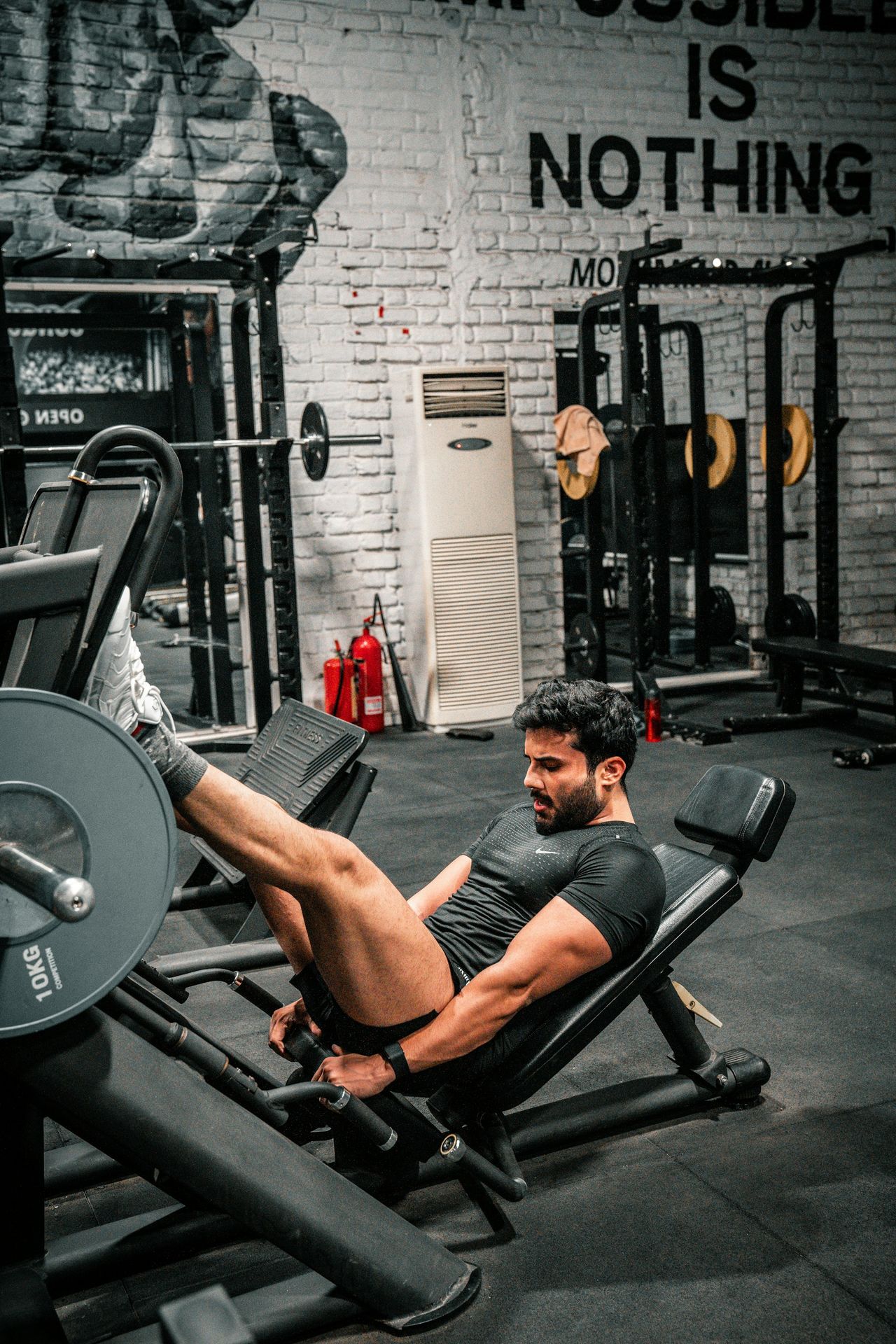 Cours collectifs et entraînement en groupe dans une salle de sport haut de gamme