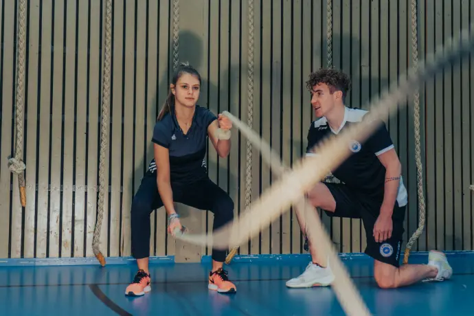 Séance de coaching sportif en duo dans une salle de sport haut de gamme à Liège