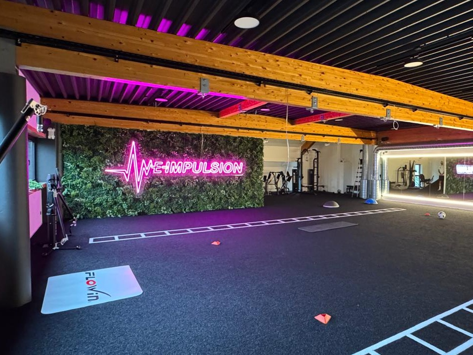 Coaching personnalisé en intérieur dans un espace fitness haut de gamme à Liège